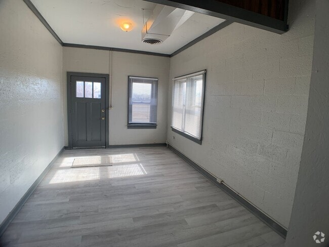 Building Photo - Trendy 2 Bedroom, Downtown Moore Rental