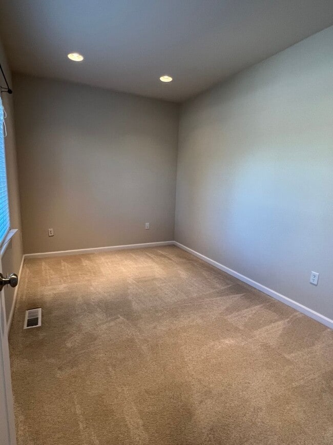 Photo - Great location with lots of amenities! 4 b...