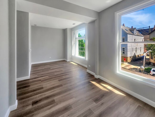 1214 W Melrose St Unit 2