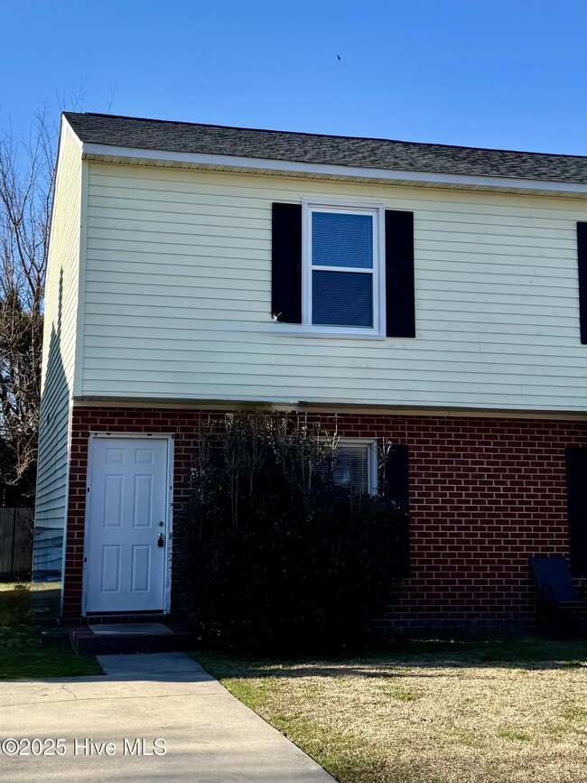 Photo - 103 Chesterfield Ct Townhome