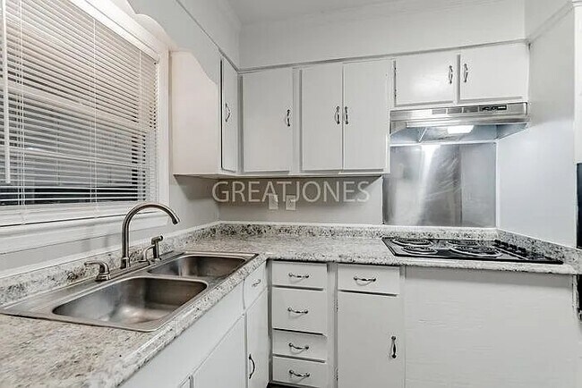 Photo - 1303 Whitehorse St