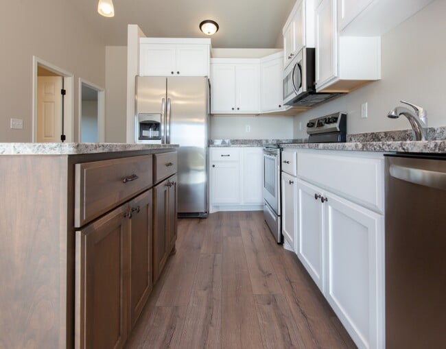 Photo - 2749 Divide St W