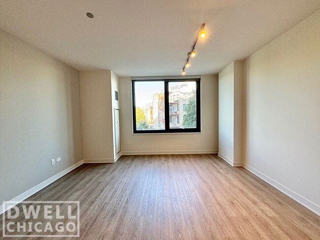Photo - 737 N May St