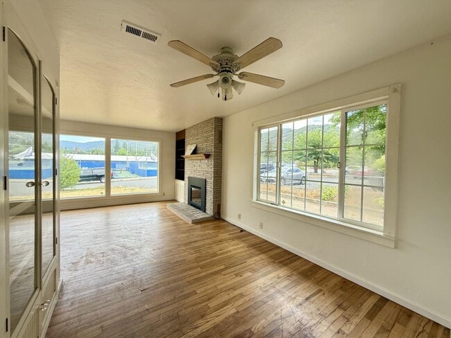 Photo - 733 NE Wharton Dr