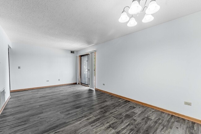 Photo - 884 N Prairie Ave