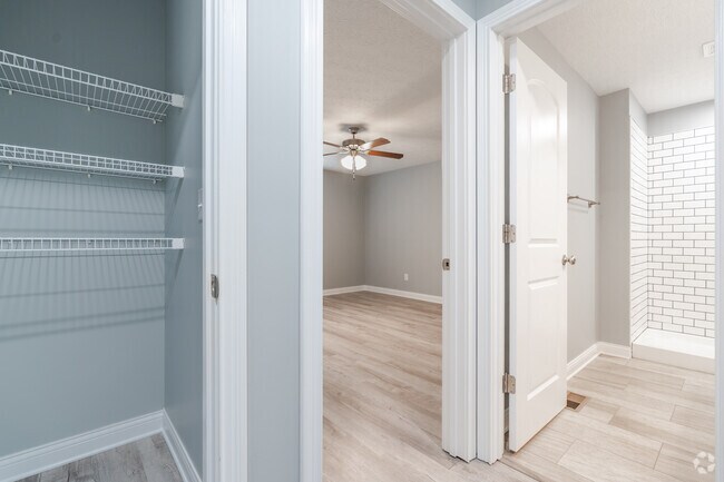 2BR, 1.5BA - 1216SF - Hallway