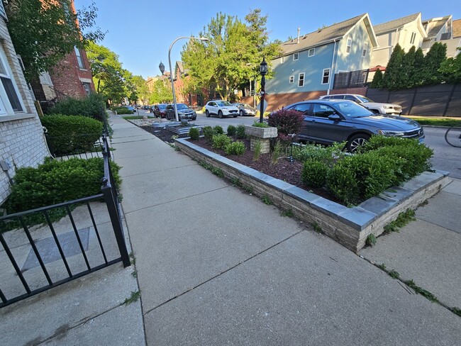 Photo - 1140 W Barry Ave Unit 1