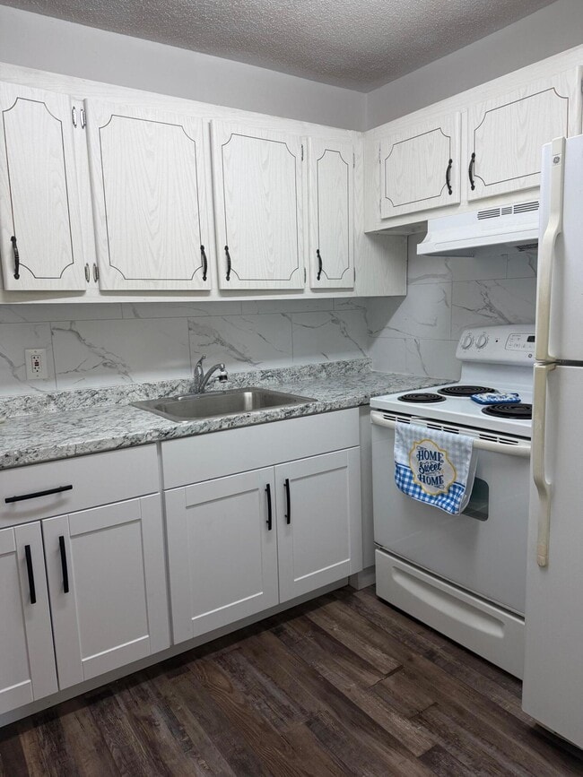 Photo - 180 Windsor E