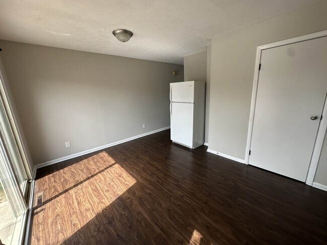 Photo - 4893 Nugent Dr