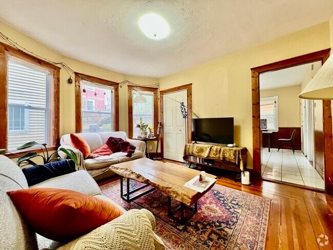 Building Photo - 69 Woodlawn St Unit 1 Rental