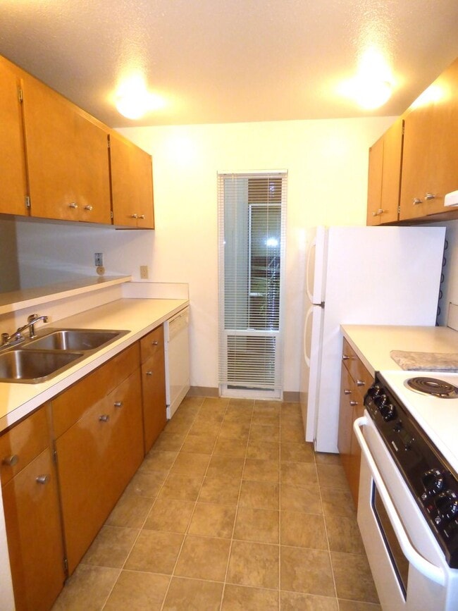 Photo - Rent Special: 1/2 Off May's Rent!! - Downstairs 2 Bedroom Unit Unit 1738