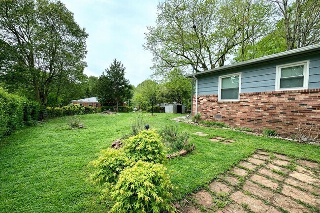 Photo - 1003 Robinhood Ln