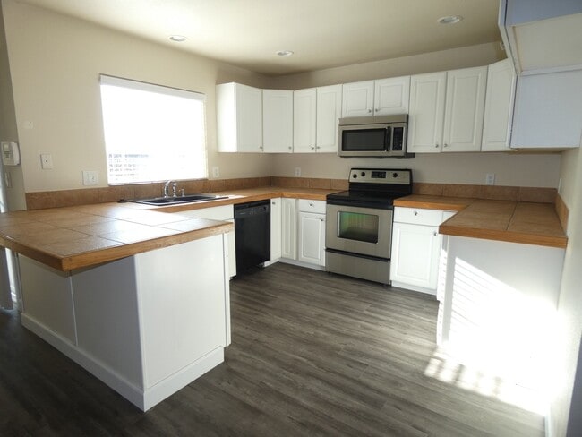 Photo - 4 bedroom, 2 bathroom in Suisun City