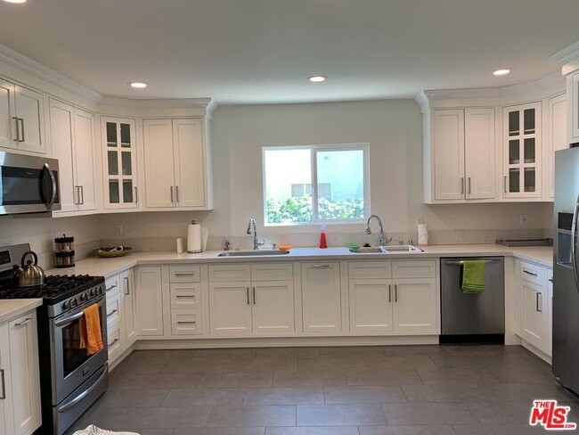 Building Photo - 1123 S Clark Dr