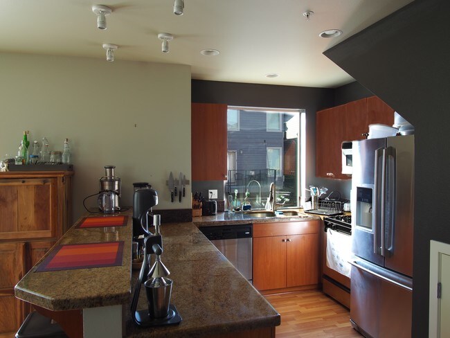 Building Photo - 8515 N Kellogg St Unit 2-6 Rental