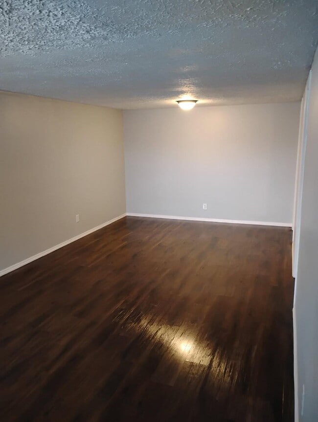 Building Photo - 1100 Northview Dr Unit HB4C