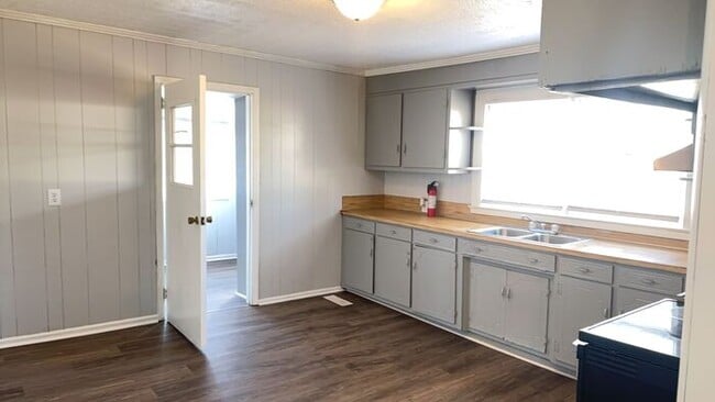 Photo - 3 Bedroom Freshly Painted House