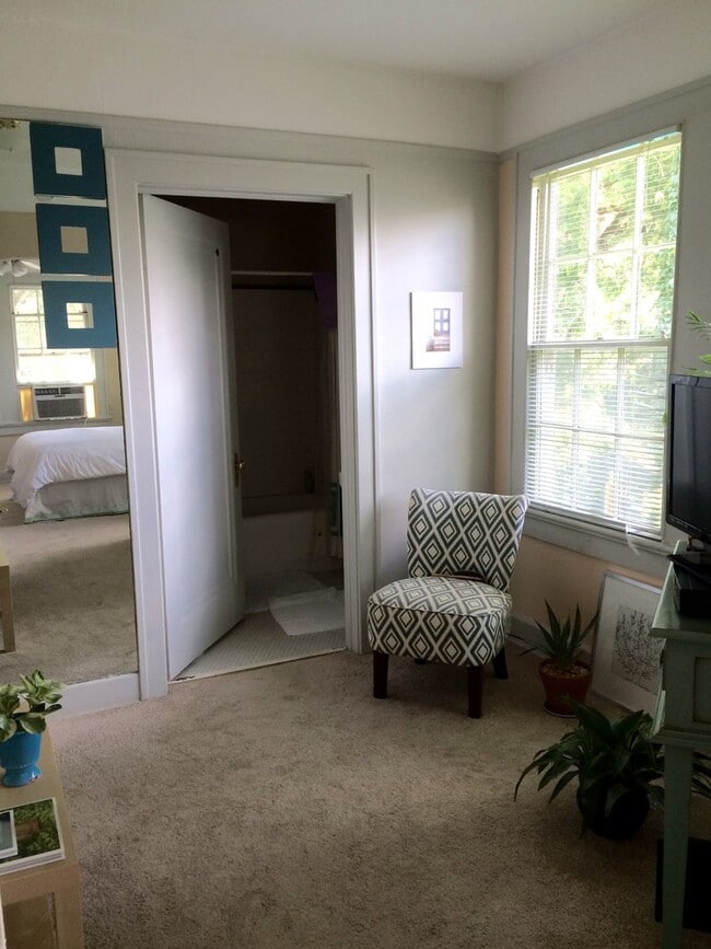 Photo - Steps from Audubon Park!!! Natural light, appliances included, Laundry on site Unidad 5