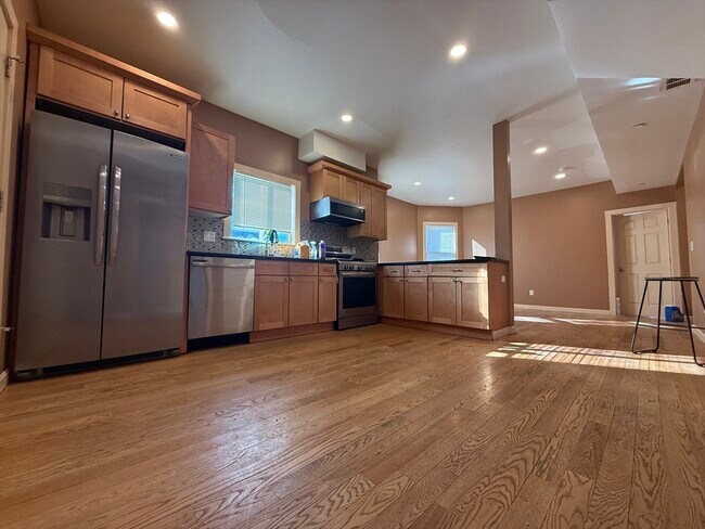 Building Photo - 574 Warren Ave Unit 2