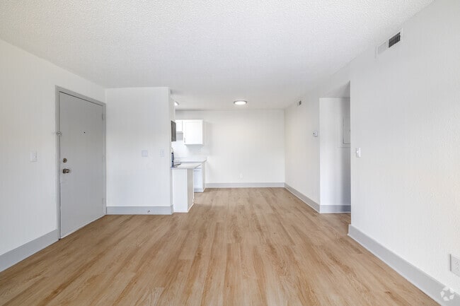 2BR, 2BA - 856SF - Victoria - Living Room
