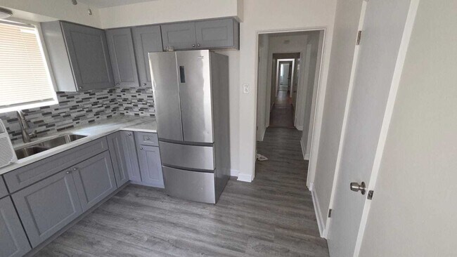 Photo - 14605 Des Plaines St
