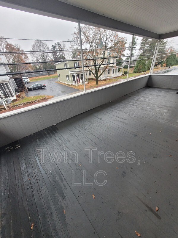 5747 Main St