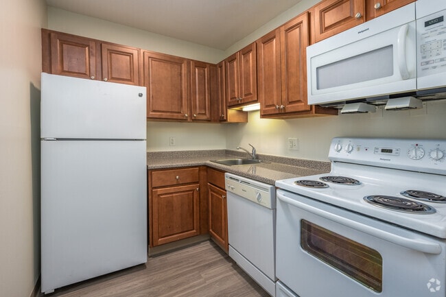 1BR, 1BA - 725SF - Kitchen - Canterbury Arms
