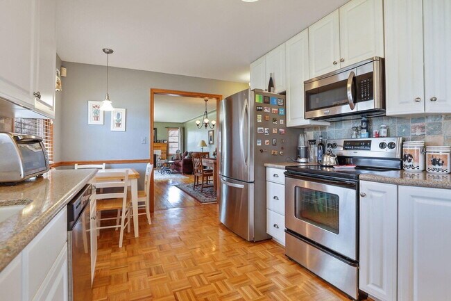 Amazing 4-Bedroom Retreat with 2 Full Baths and 2400 Sq Ft of Space in Minneapolis. 9/1
