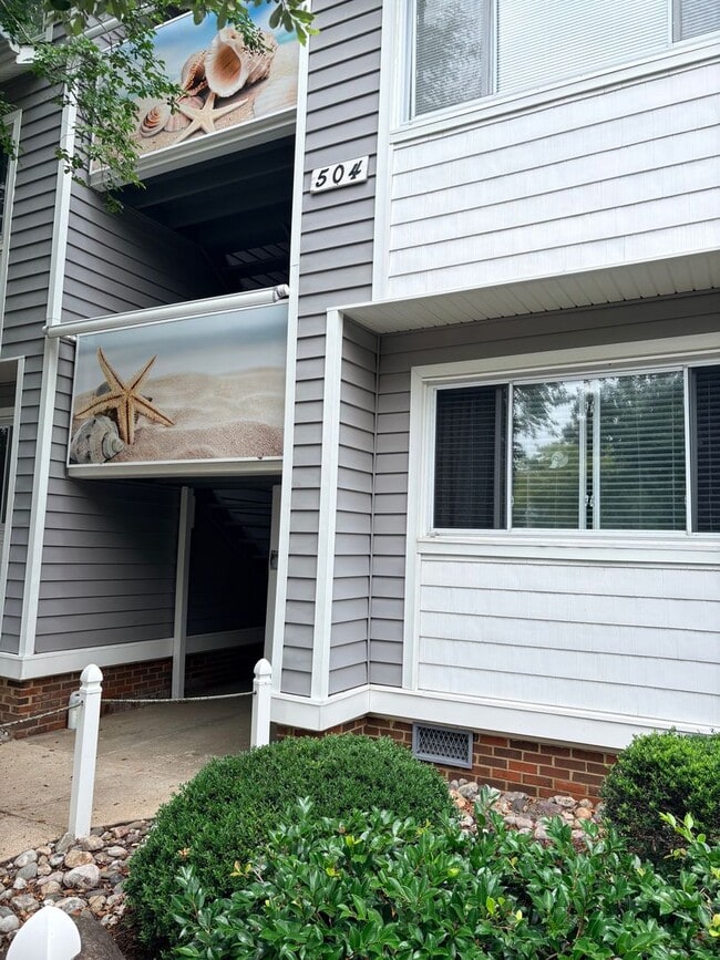 Building Photo - Beach Condo off Birdneck Road