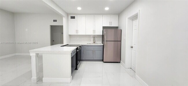 Photo - 830 NE 143rd St