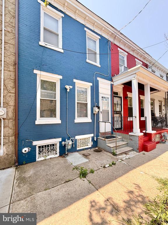 570 Line St