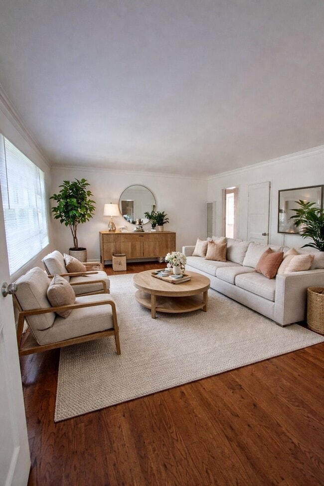 Building Photo - 724 S Old Ranch Rd