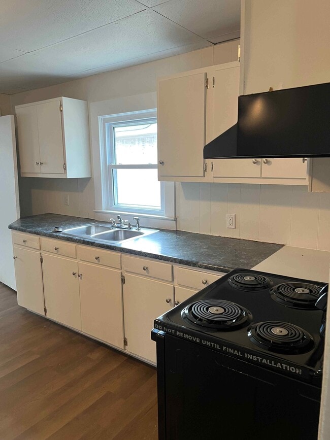 Photo - 855 College St