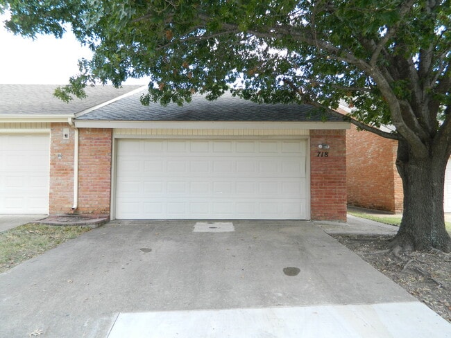 Building Photo - COMING SOON! Gorgeous 3+ Bed 2-Bath Townho... Rental