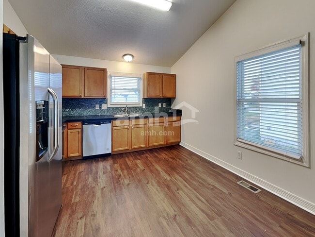 Photo - 2083 Shetland St