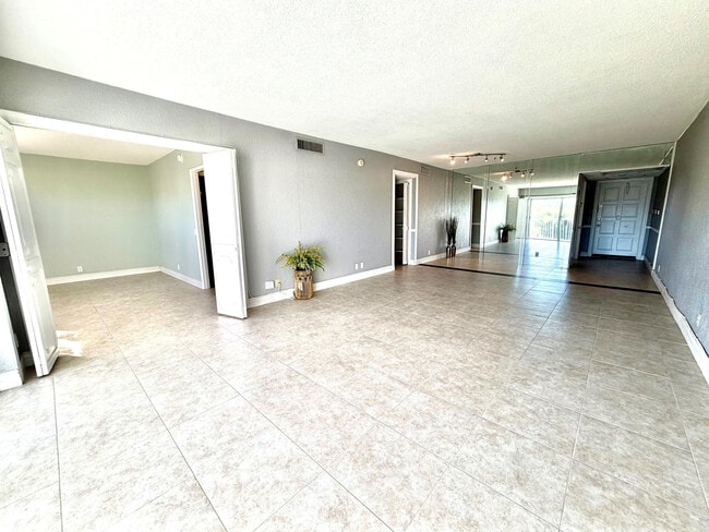 Building Photo - 3000 N Palm Aire Dr Unit 306