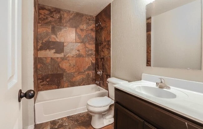 Photo - Center Way Apartments Townhomes Unidad A