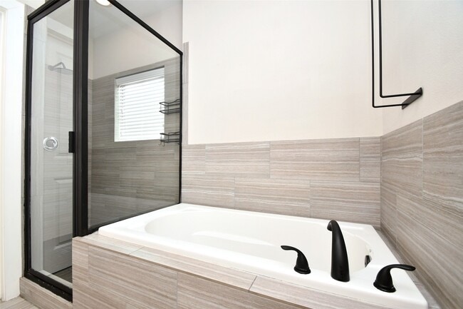 Building Photo - 1146 Wycliffe Dr