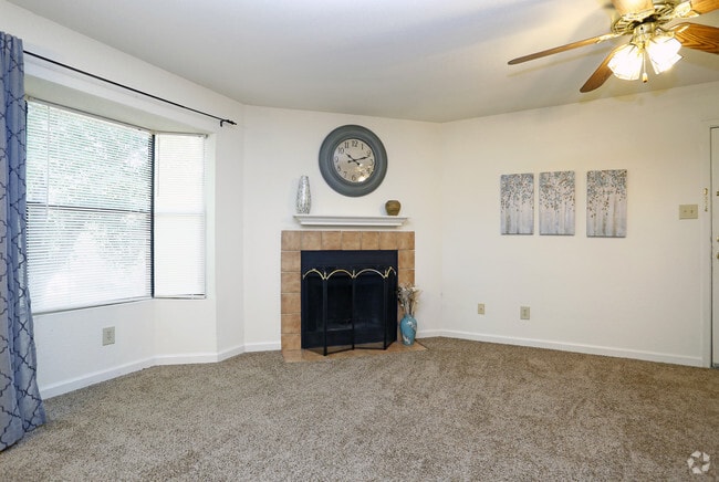 2BR, 2BA - 1012sf Dogwood- Living Area - Woodlake Downs
