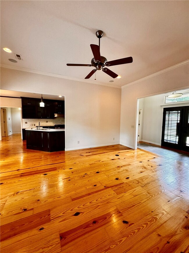 Photo - 723 N Lakeview Dr