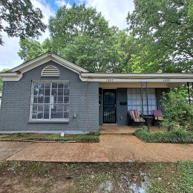 Building Photo - This 2BR/1BA includes a nice-sized living area, an ample kitchen, a fenced-in