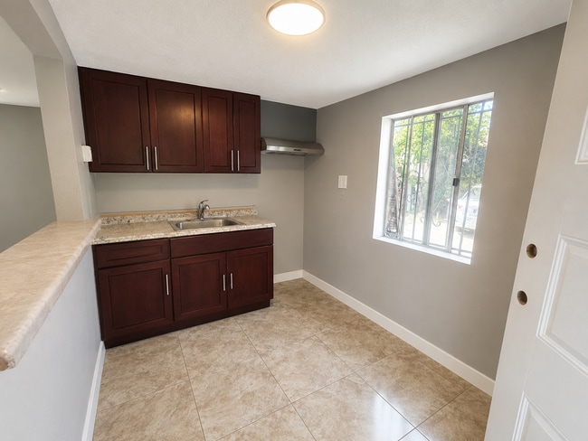 Building Photo - 1153 E 50th St Unit 3