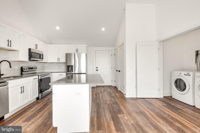 Building Photo - 7037 Ridge Ave Unit 304 Rental