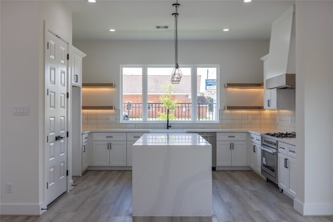 Photo - 1816 West St