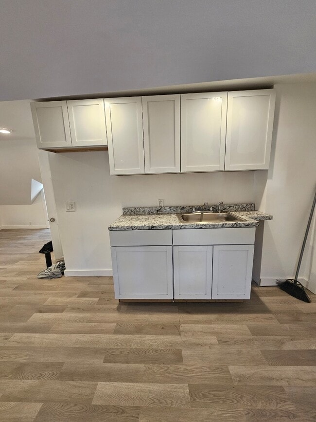 Building Photo - 210 Baldwin St