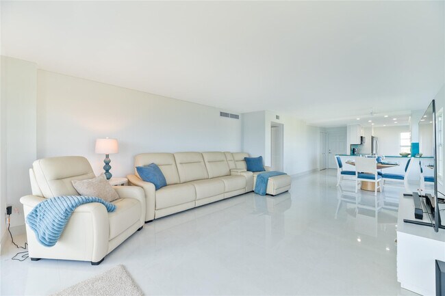 Photo - 1021 Hillsboro Mile Unit 308