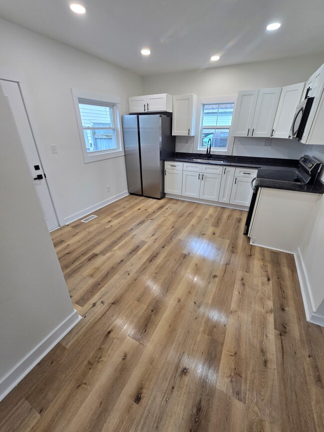 Photo - 225 E 24th St
