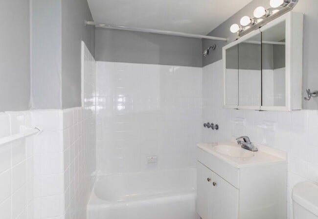 865 Lower Ferry Rd