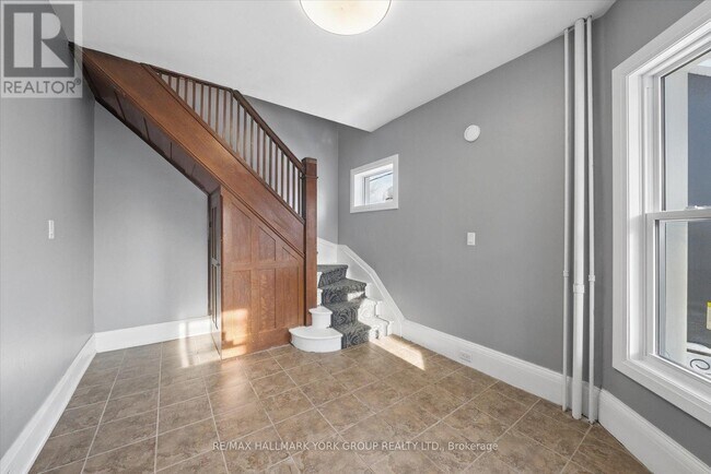 Photo - 16 Albert St N Unité Upper