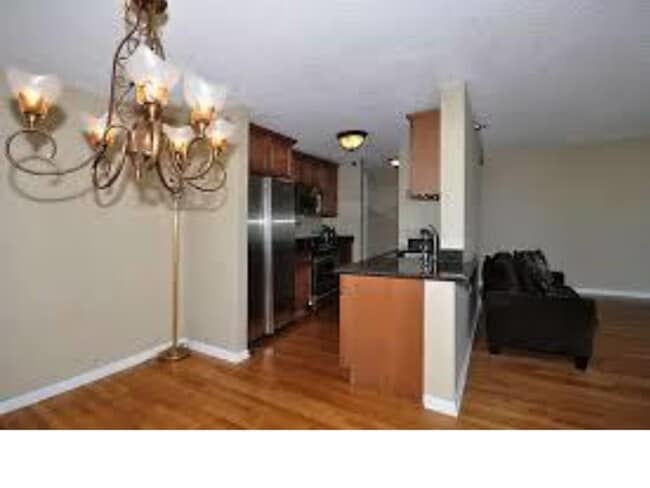 Dining area - 1122 N Clark St Unit 1403